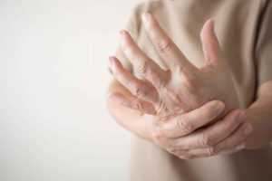 ہاتھوں پیروں کا ہر وقت ٹھنڈا رہنا 5 خطرناک بیماریوں کی علامت ہو سکتا ہے
