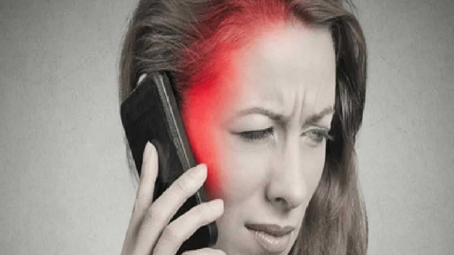 سیل فون کے استعمال میں کی جانے والی 7 غلطیاں جو صحت کے لیۓ خطرناک 